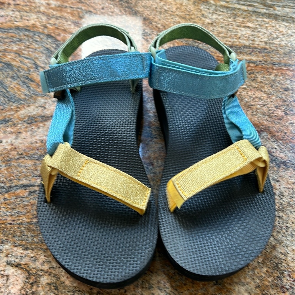 Like New TEVA midform sandal women’s size 9